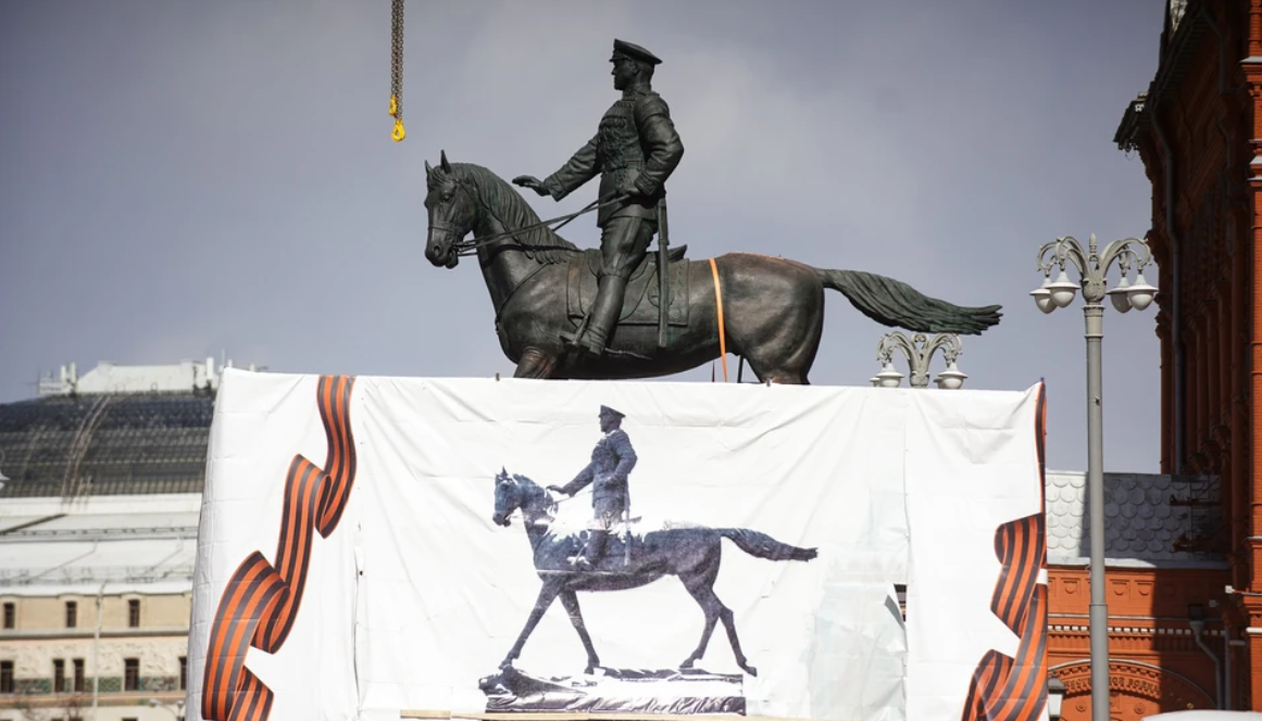 Памятник Жукову на Красной площади