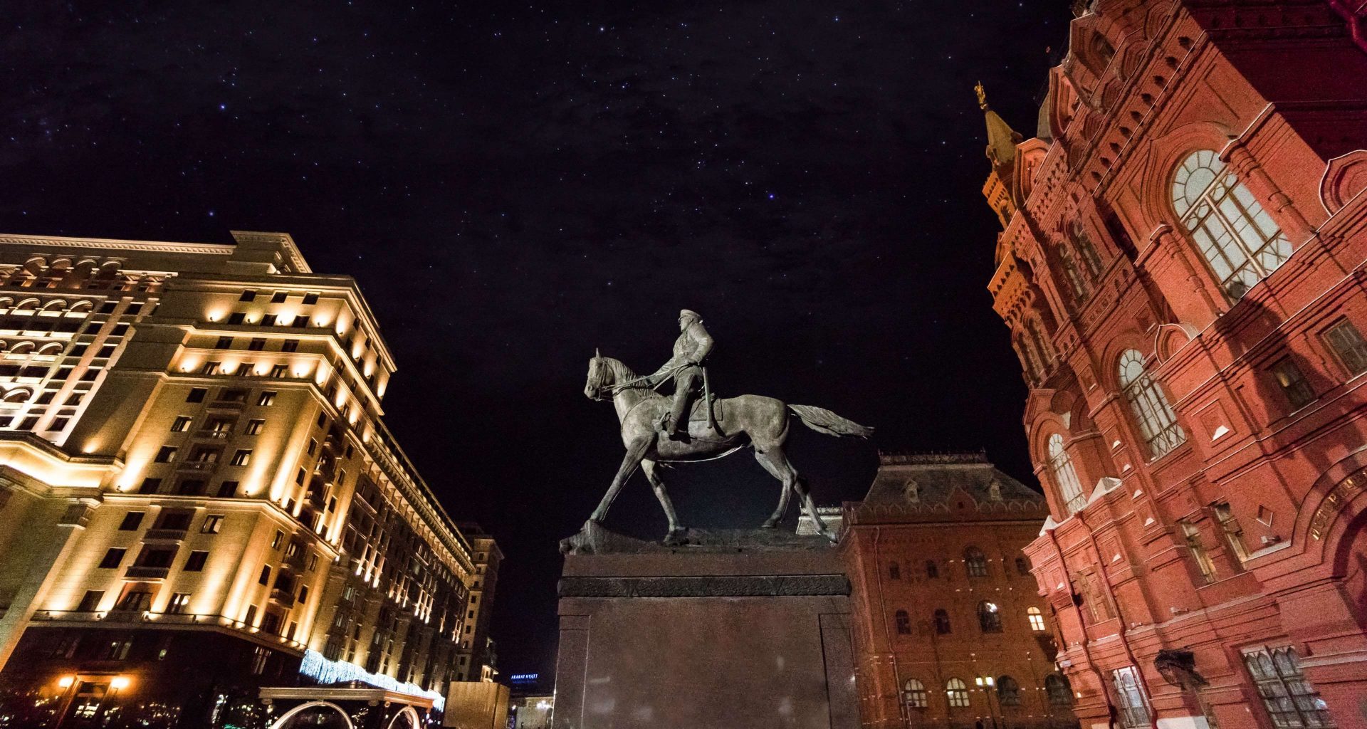 Памятник жукову на красной площади в Москве