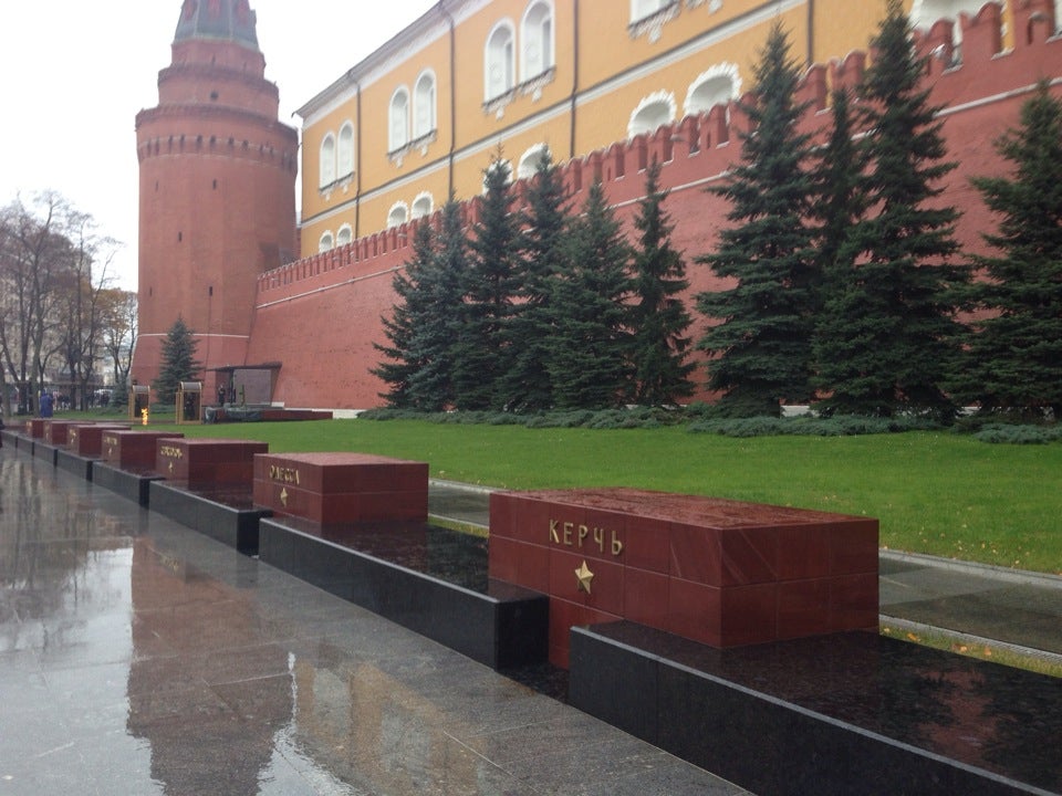 Александровский сад москва аллея городов героев. Александровский сад москва города воинской славы. Аллея городов в москве. Аллея городов новосибирск. Александровский сад аллея городов-героев.